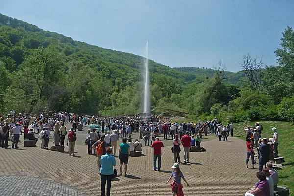 Andernach Geysir Totale mit Publikum