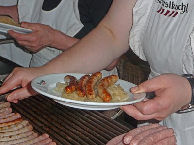Regensburg Wurstkuchl Bratwürste auf Teller