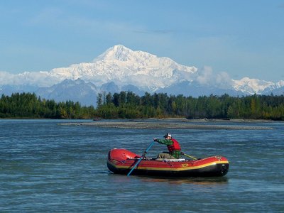 Alaska Mount Denali Talkeetne rotes Schlauchboot