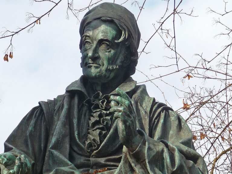 Göttingen Denkmal Gauß nah