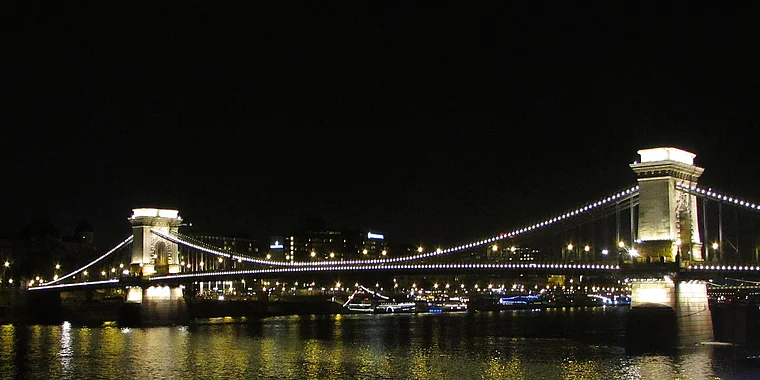 Budapest: Kettenbrücke bei Nacht
