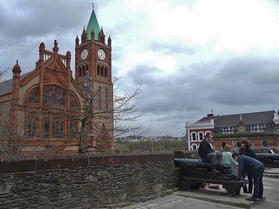 Nordirland Londonderry Stadtmauer Kanone Guildhall
