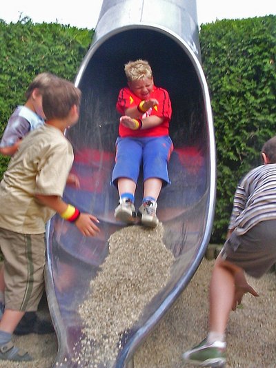 Kleinwelka Irrgarten Rutsche mit Kindern nah
