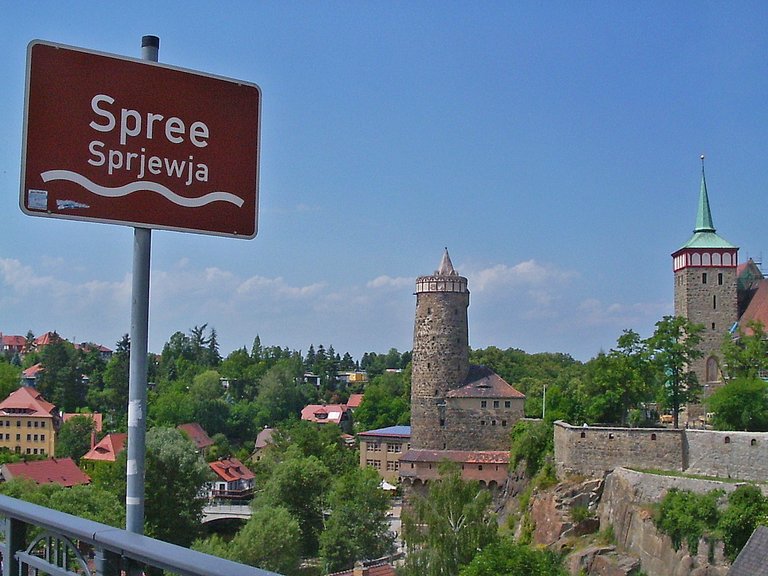 Bautzen Spreebrücke Schild auf Sorbisch