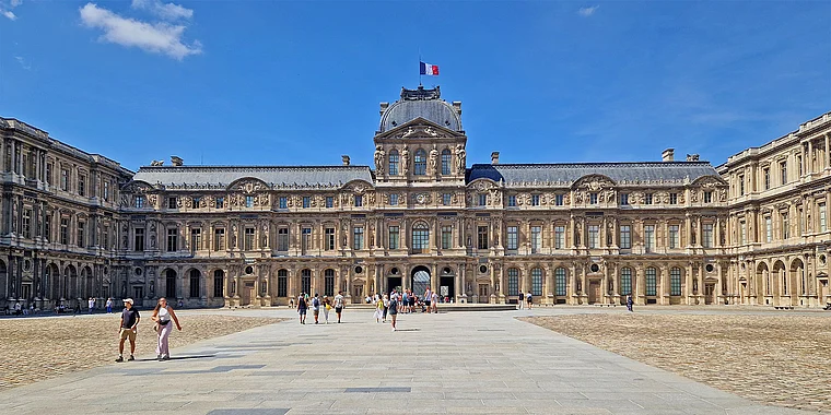 Paris Louvre Innenhof