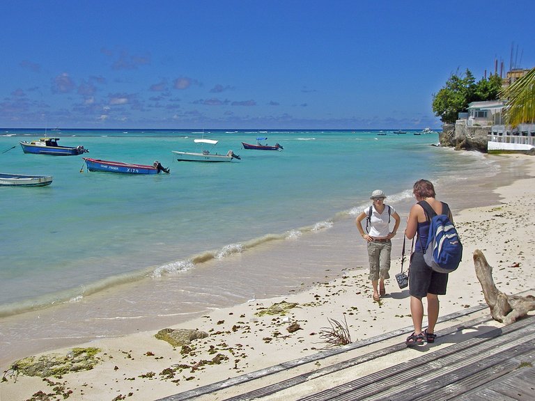 Barbados St. Lawrence Gap Strand mit Touristinnen