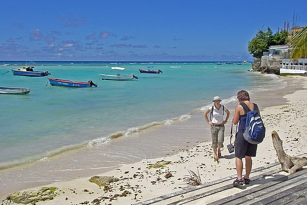 Barbados St. Lawrence Gap Strand mit Touristinnen