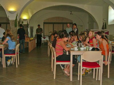 Ostritz Internationales Begegnungszentrum Frühstücksraum mit Gästen