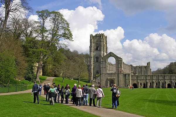 Yorkshire Fountains Abbey mit Besuchergruppe
