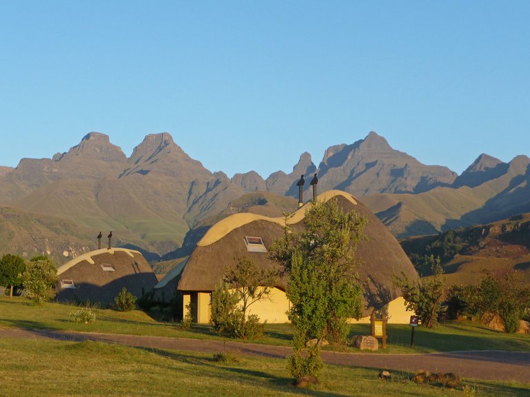 Südafrika Drakensberge Cathedral Peak Didima Camp Totale
