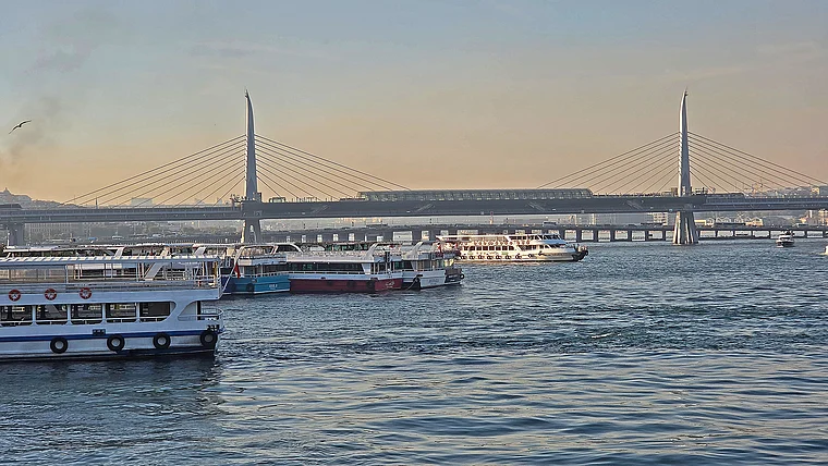 Istanbul Goldenes Horn Atatürkbrücke