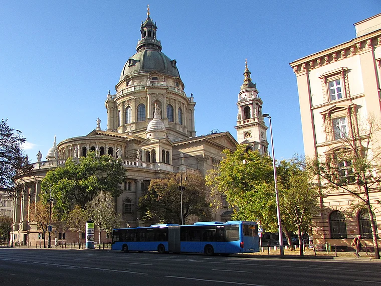 Budapest: Blick über die Bajcsy-Zsylinski-Straße auf die Sankt-Stephan-Basilika