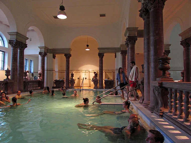 Budapest Thermalbad Innenaufnahme