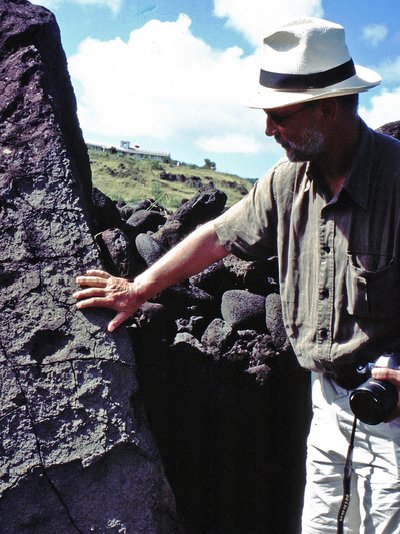 Osterinsel Thomas Bolze demonstriert Schäden an Moai