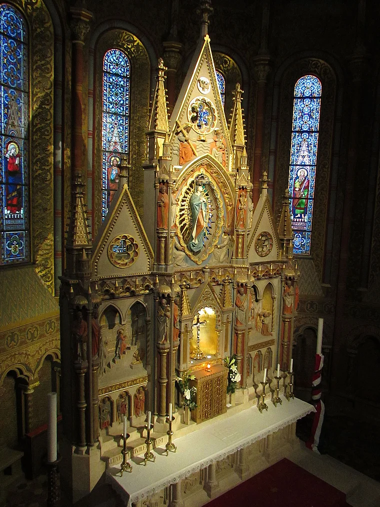 Budapest: Hauptaltar in der Matthiaskirche auf dem Burgberg