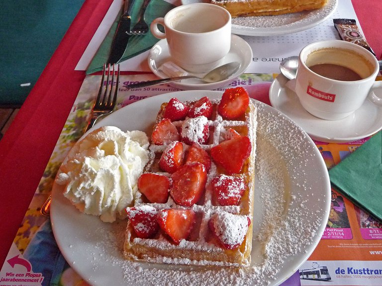 Brügge Belgische Waffel Erdbeeren Schlagsahne