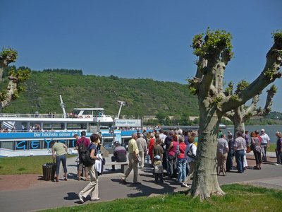 Andernach Rheinufer Ausflugsschiff