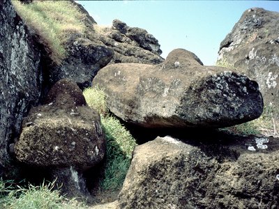 Osterinsel Steinbruch unvollendeter Moai nah