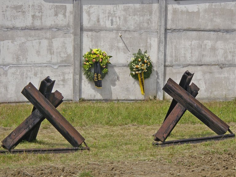 Hötensleben Grenzdenkmal Panzersperren Kränze