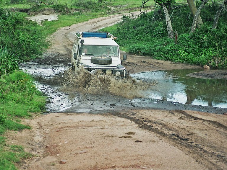 Tansania Landrover fährt durch Fluss
