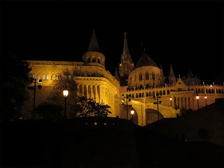 Budapest: Blick auf Fischerbastei und Matthiaskirche auf dem Burgberg bei Nacht