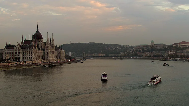 Budapest Margarethenbrücke Blick auf Pest Abend