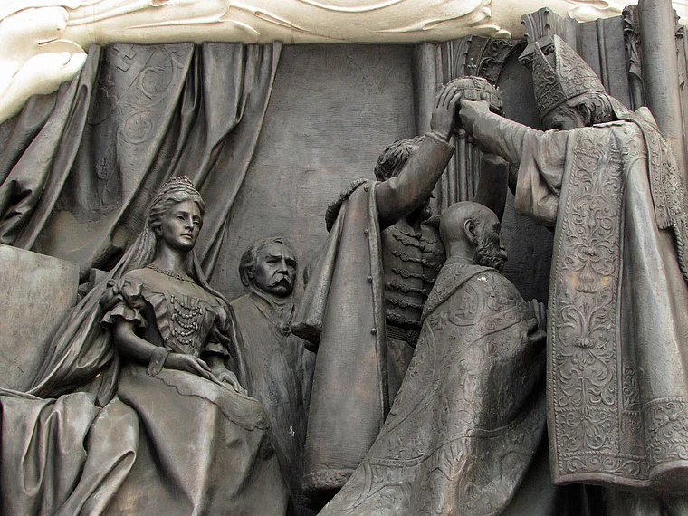Budapest: Relief am Sockel des Andrássy-Denkmals. Es zeigt die Krönung Kaiser Franz Josephs von Österreich zum König von Ungarn 1867. Links sieht man Kaiserin Elisabeth (Sissi)