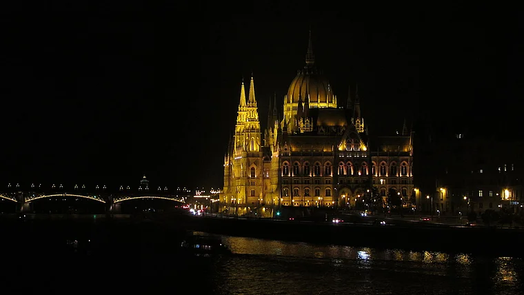 Budapest: Blick von der Kettenbrücke auf das Parlamentsgebäude bei Nacht