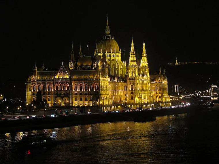 Budapest Margarethenbrücke Blick auf Parlament Nacht