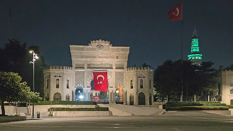 Istanbul Universität Nachtaufnahme
