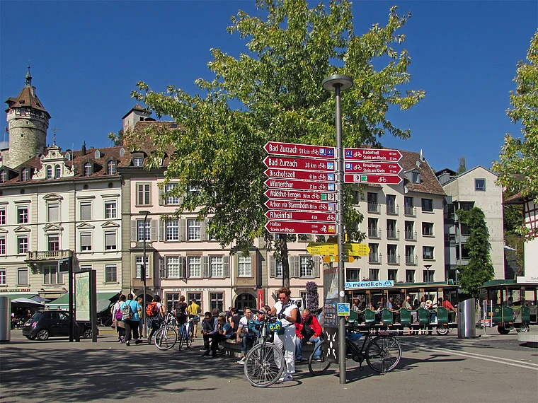 Schaffhausen Schifflände Fahrradwegweiser