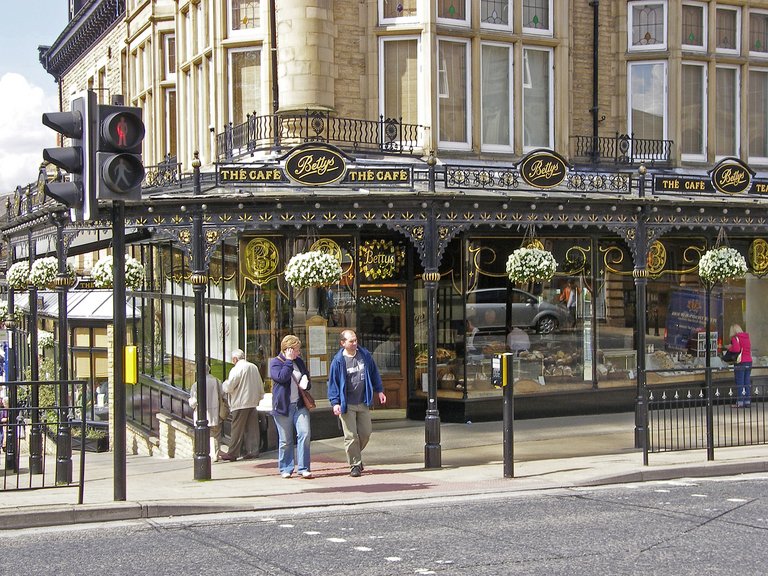 Yorkshire Harrogate Betty's Cafe and Tearooms außen