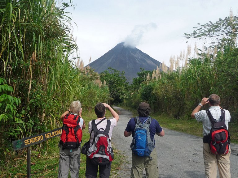 Costa Rica Touristen vor Arenal