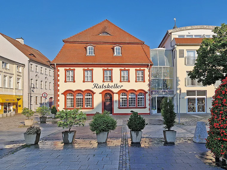 Vetschau: Marktplatz Hotel Ratskeller