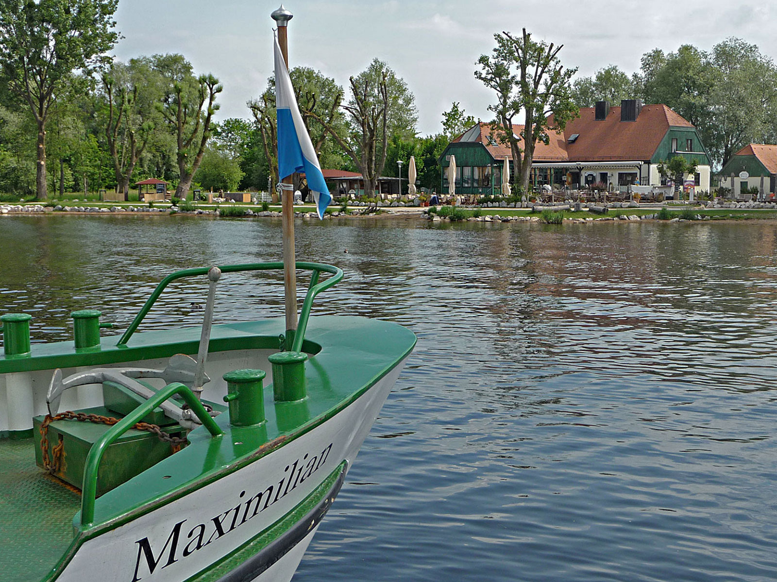 Übersee Bayern Blick vom See auf Seewirts Strandhaus