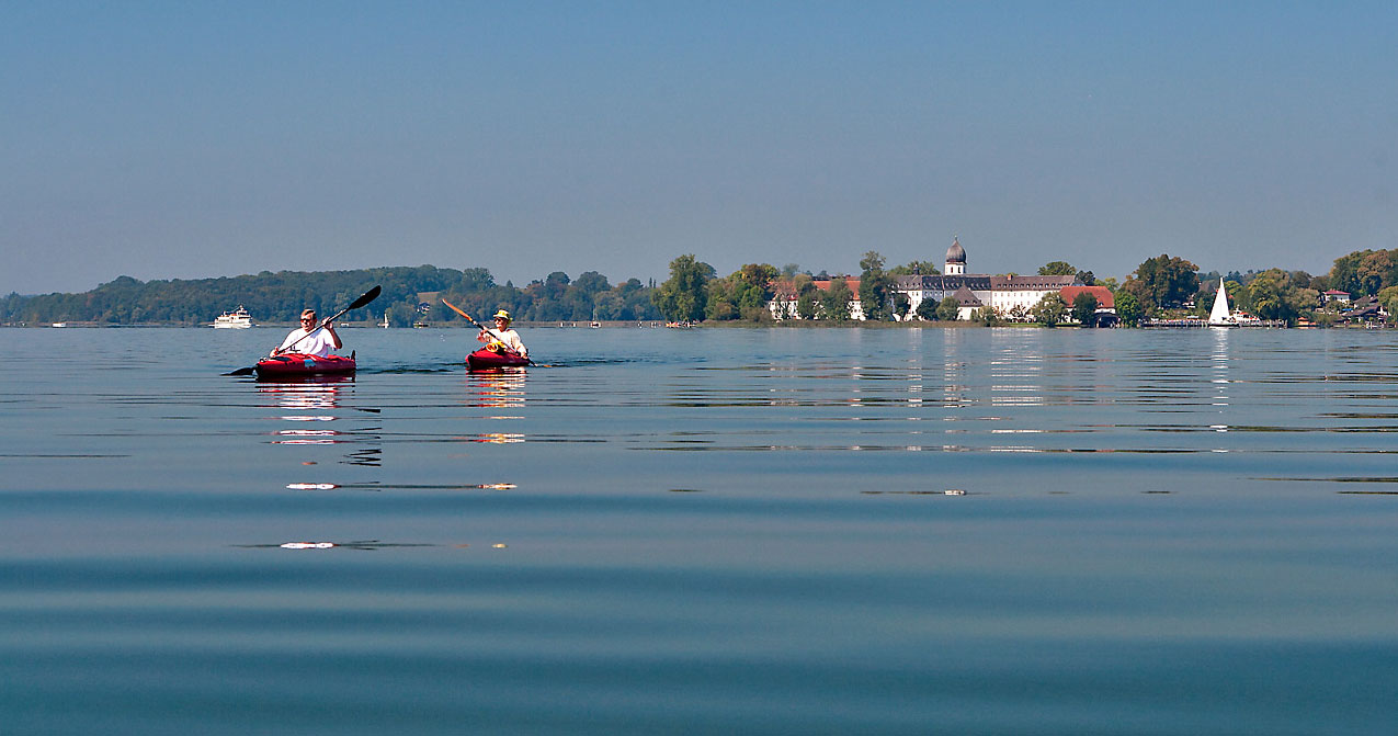 Chiemsee Fraueninsel Kajakfahrer