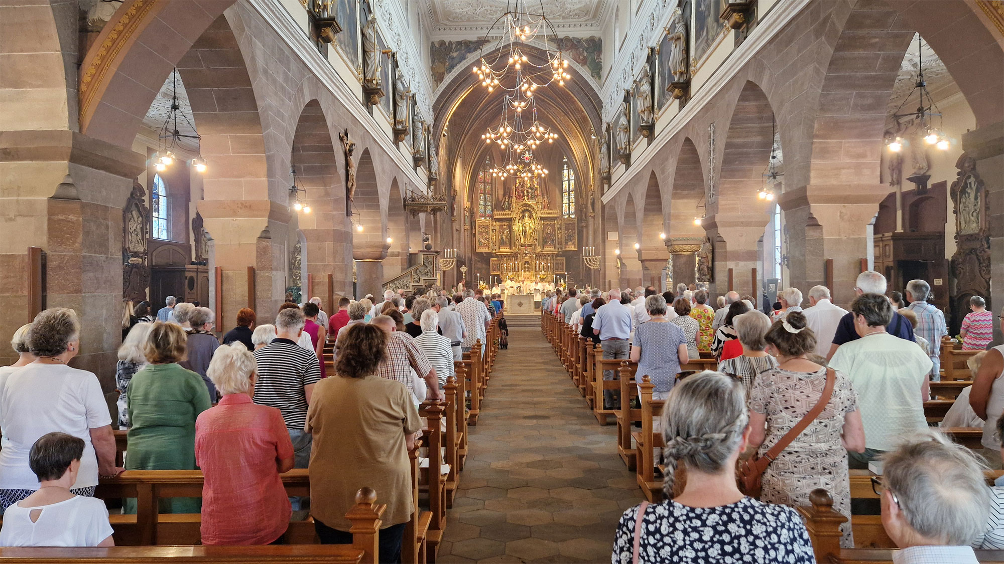Villingen-Schwenningen Münster innen mit Gottesdienst