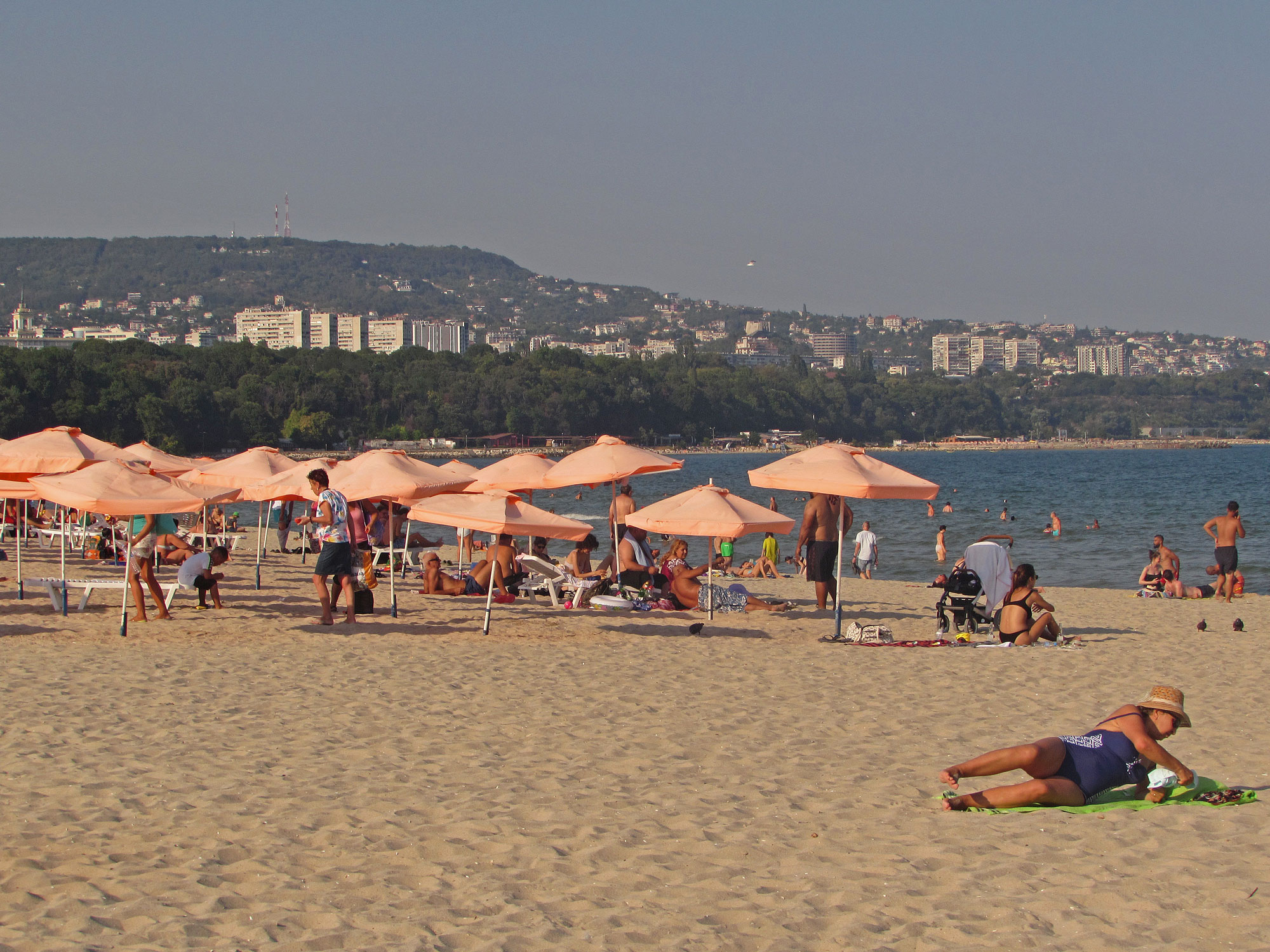 Bulgarien Varna Strand Sonnenschirme