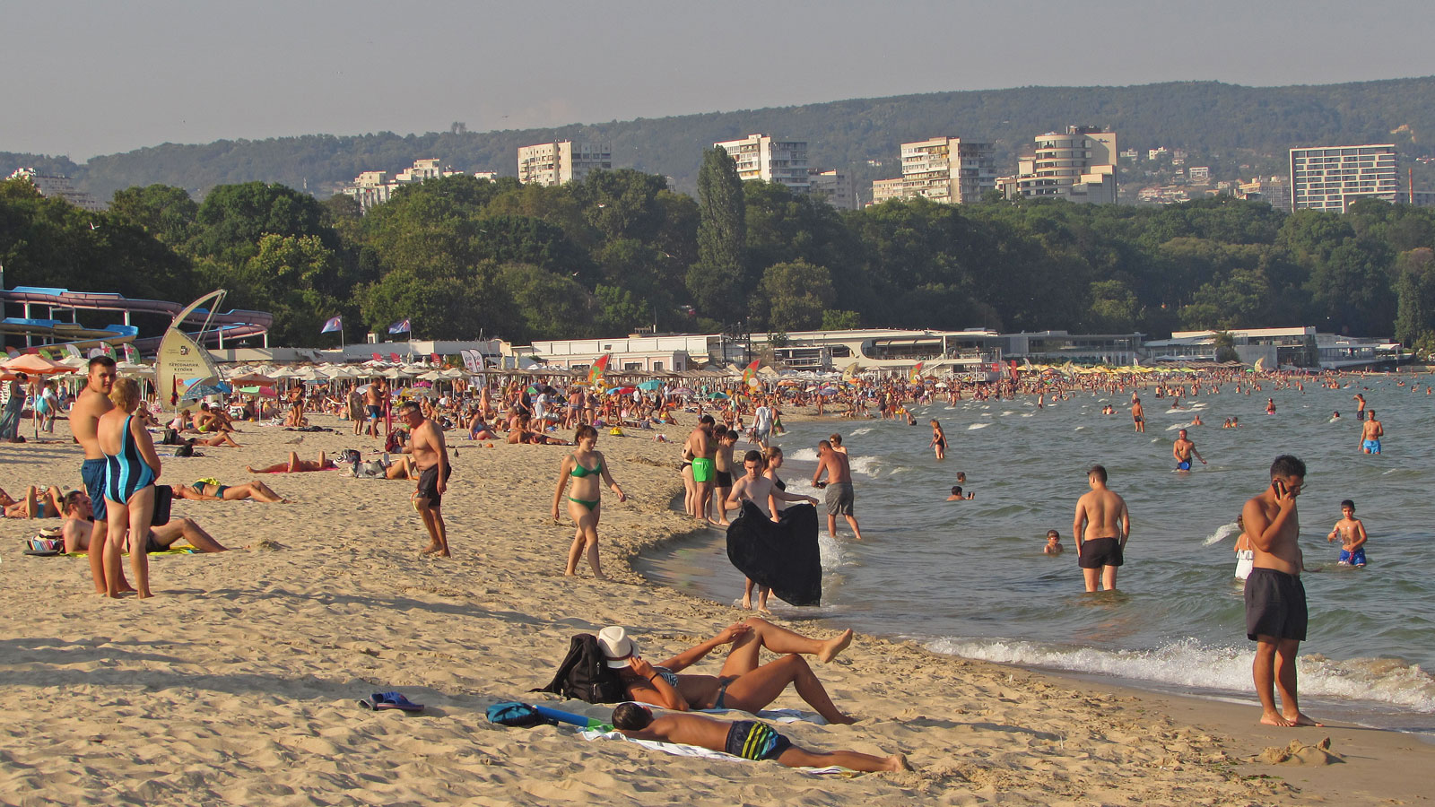 Bulgarien Varna Strand Sonnenanbeterin