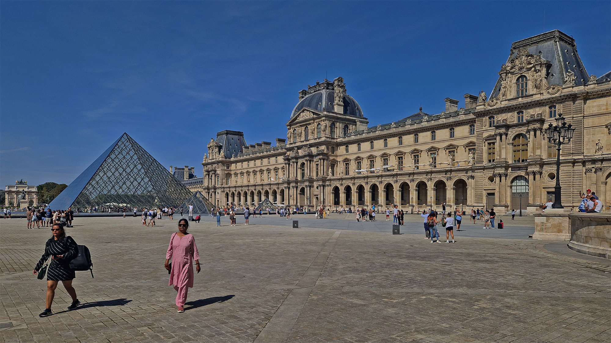 Paris Louvre Pyramide
