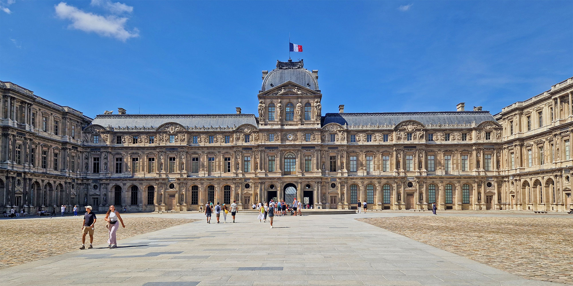 Paris Louvre Innenhof