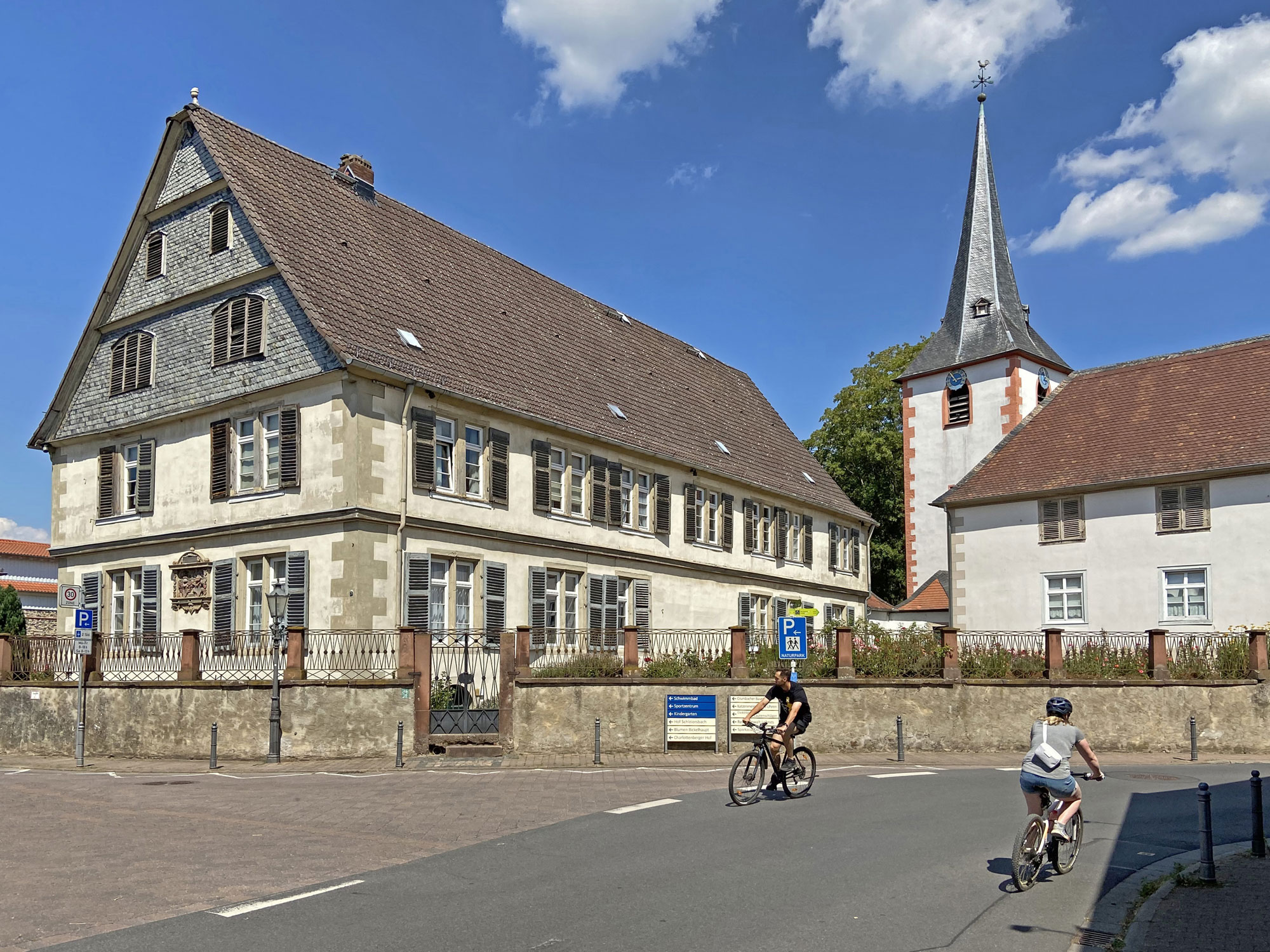 Fränkisch-Crumbach Herrenhaus und Kirche
