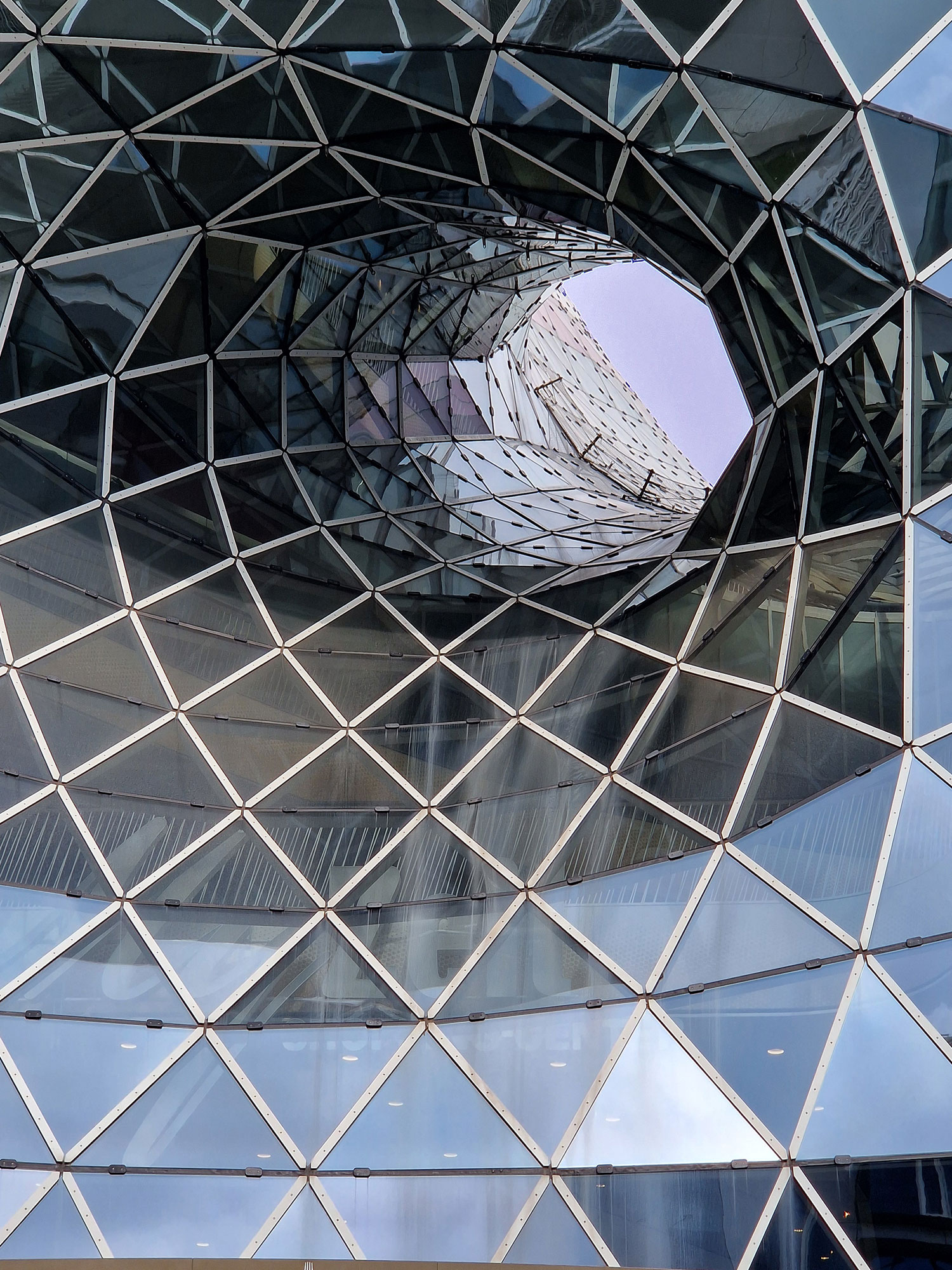 Frankfurt My Zeil Fassade Loch