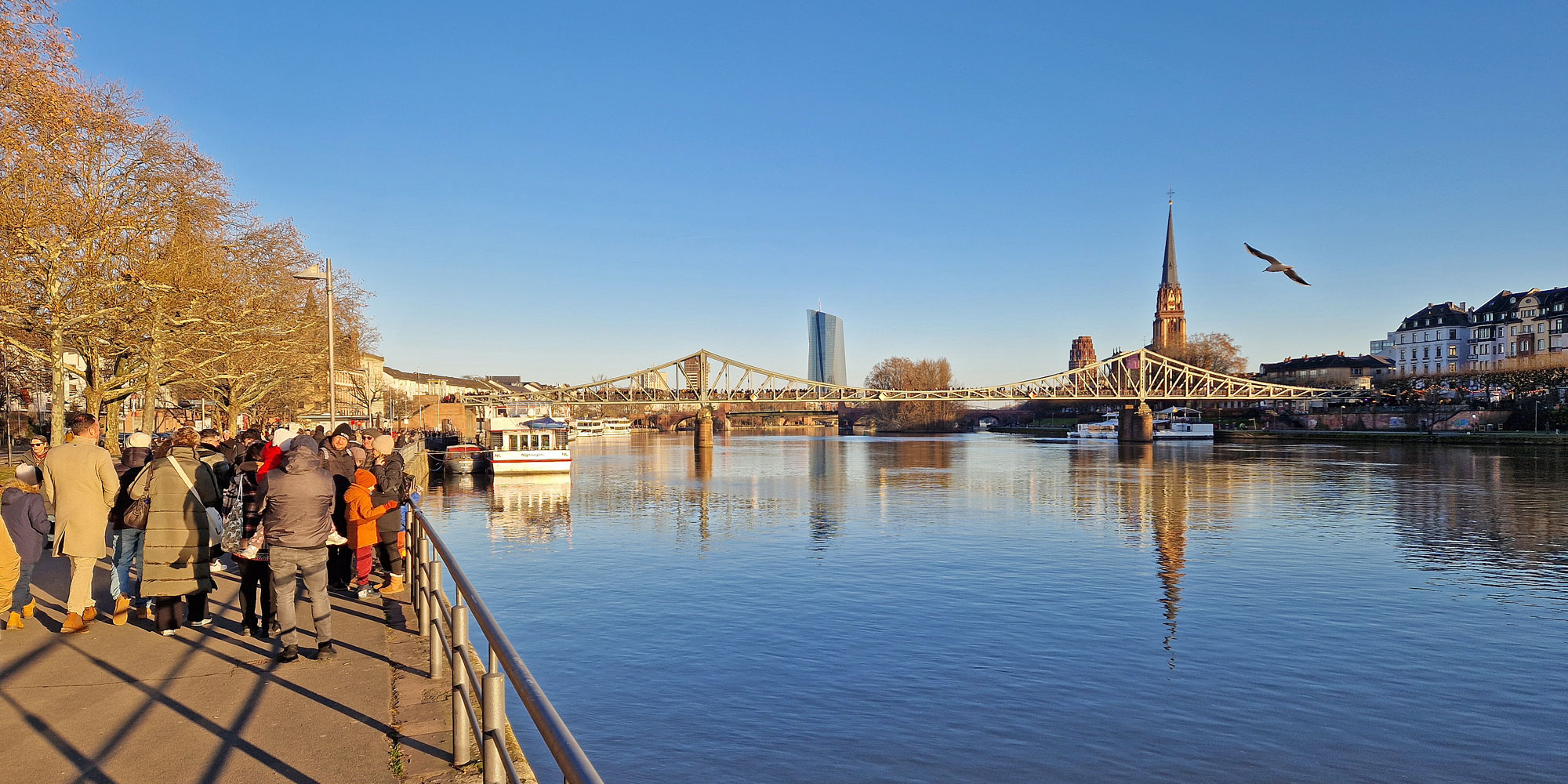 Frankfurt Mainufer Promenade Eiserner Steg