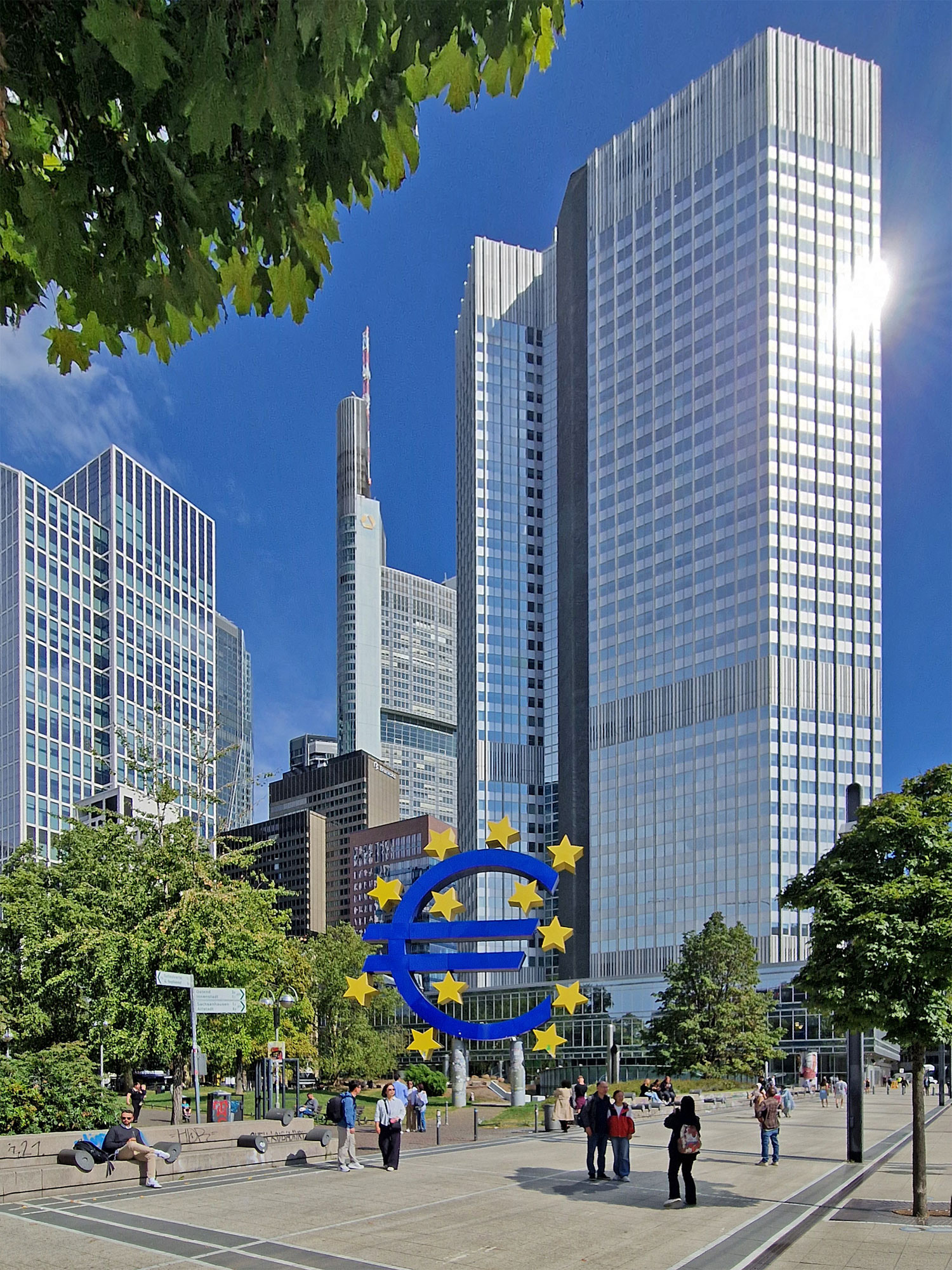Frankfurt Willy Brandt Platz Banken Euro Skulptur