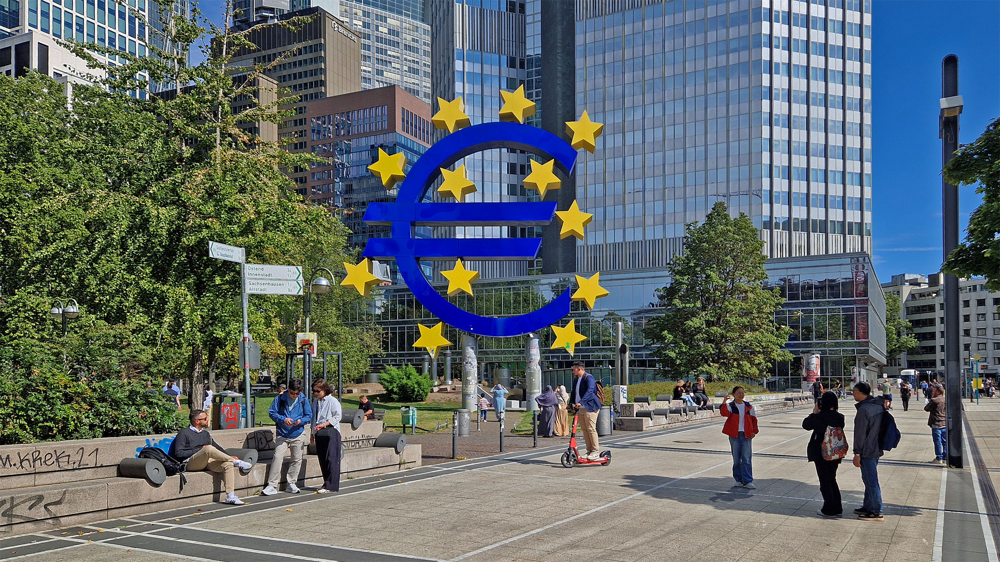 Frankfurt Euro Skulptur Willy Brandt Platz