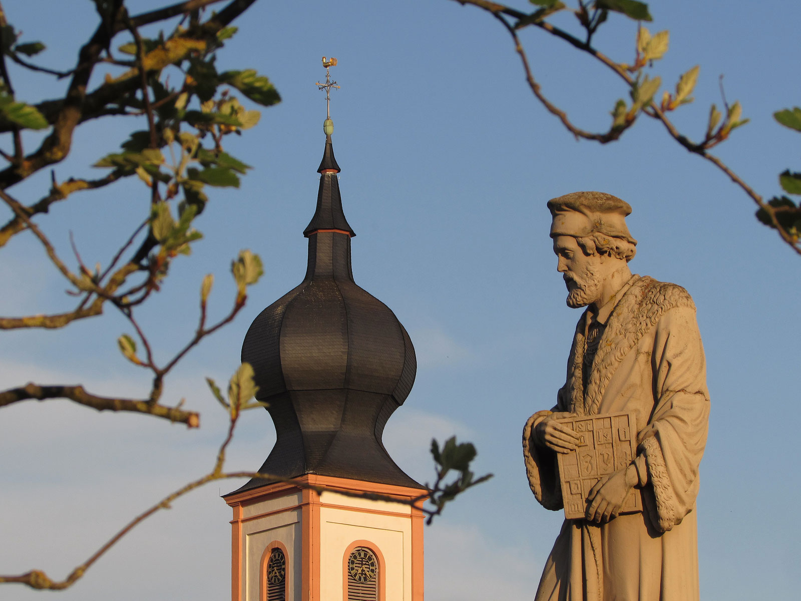 Gernsheim Schöffer-Denkmal und Marienkirche