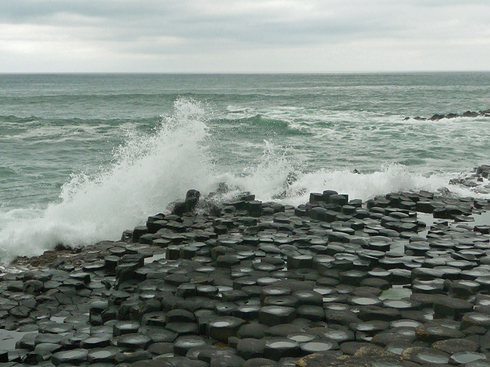 Nordirland Giant's Causeway Basaltsäulen Brandung