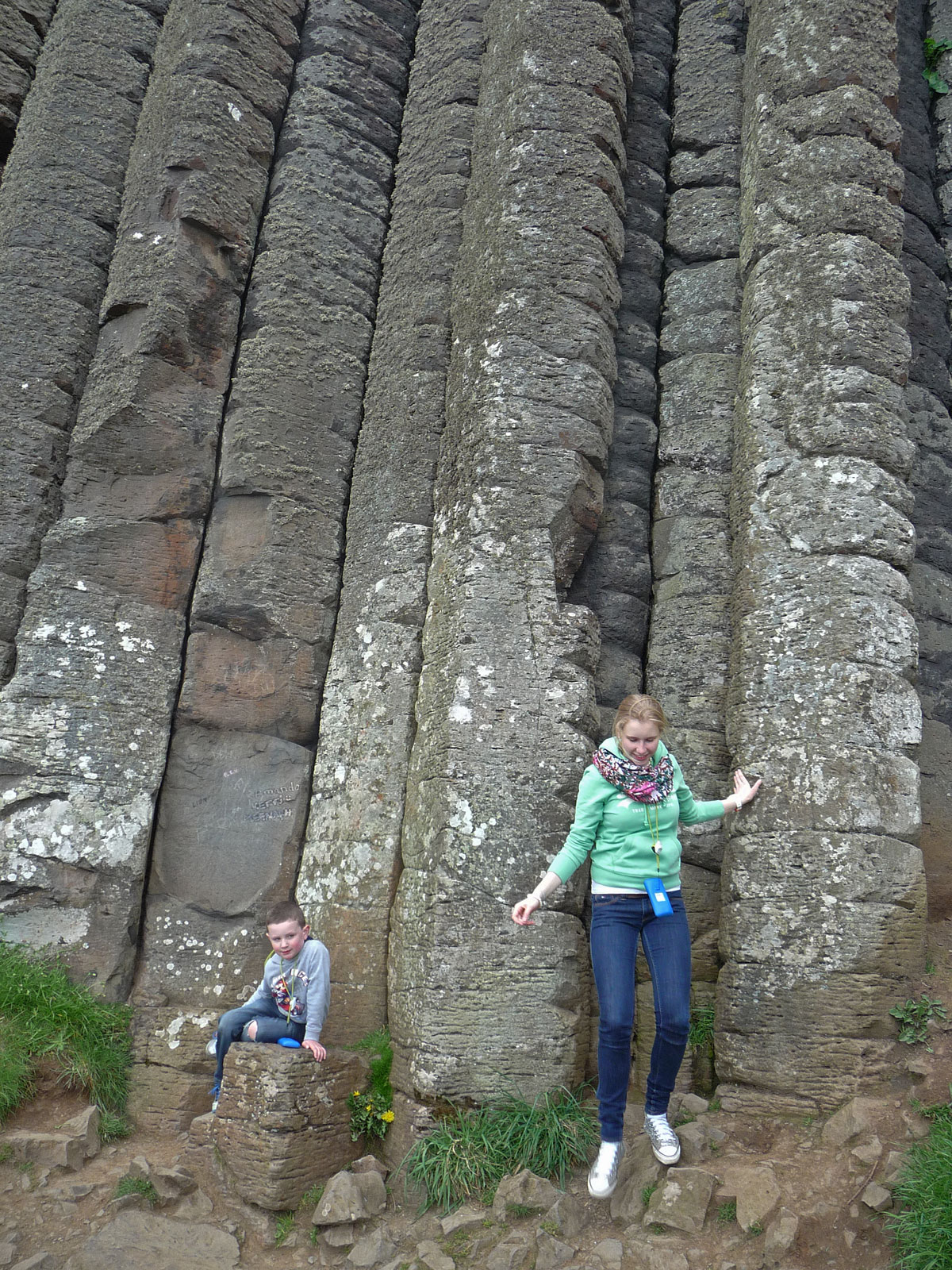 Nordirland Giant's Causeway Basaltsäulen Größenvergleich