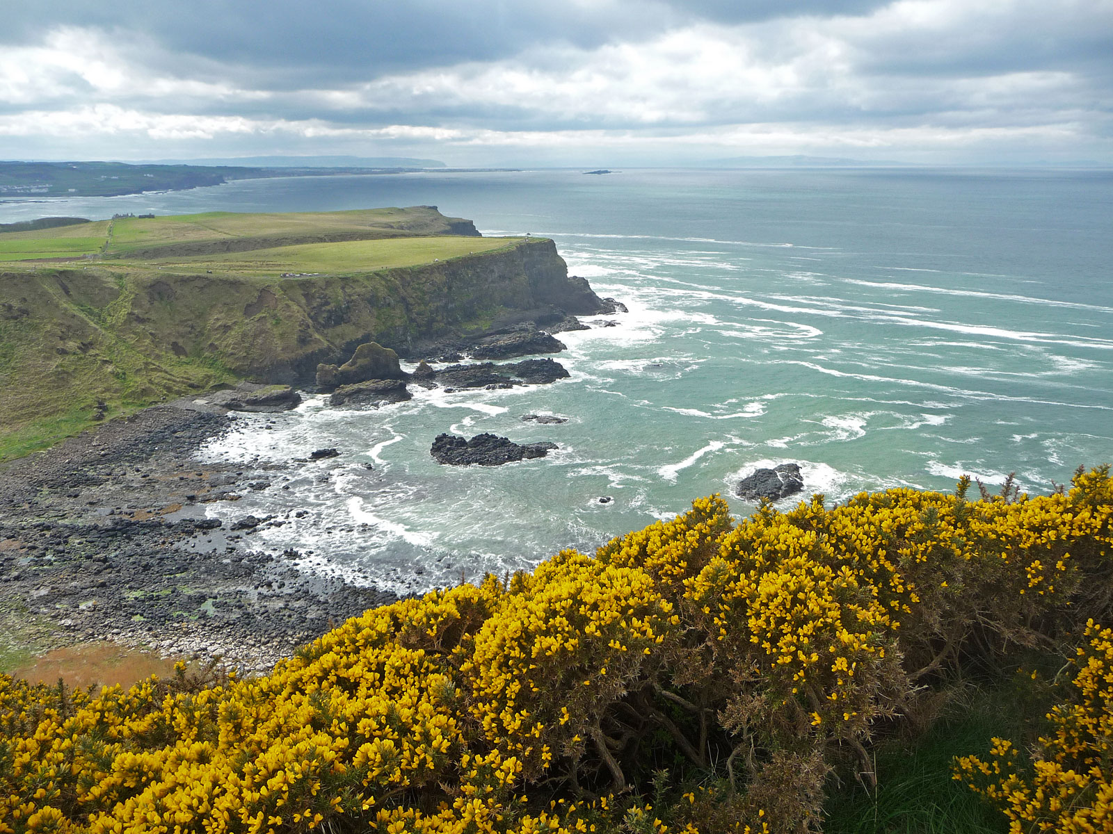 Nordirland Giant's Causeway Steilküste von oben